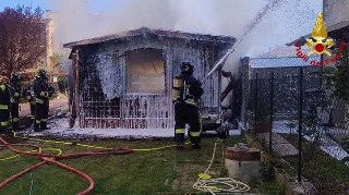 Sassoferrato - Incendio in un deposito attrezzi, vigili del fuoco in azione